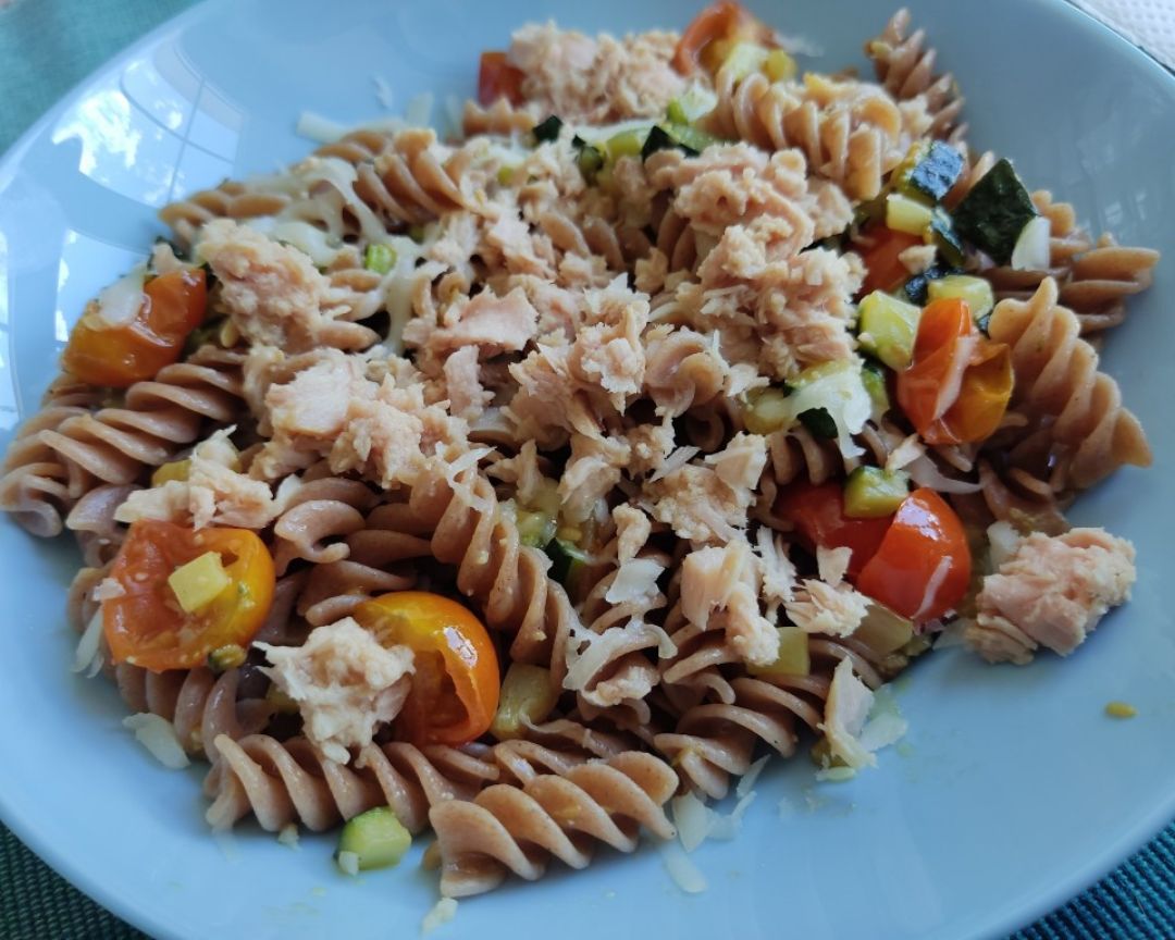Pasta de harina de farro con atún, calabacín y cherry Pasta de harina de farro con atún, calabacín y cherry