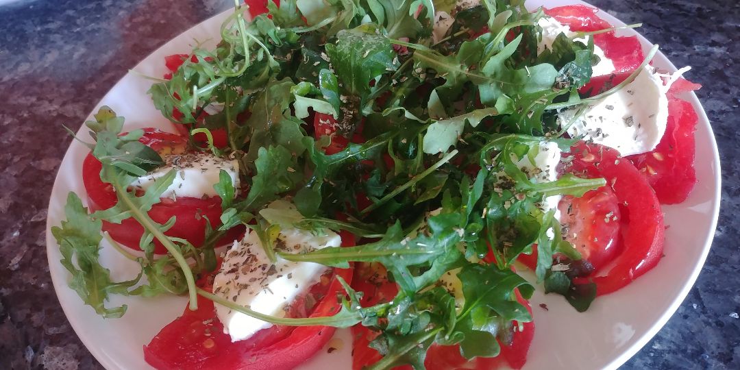 Ensalada caprese con rúcula Ensalada caprese con rúcula