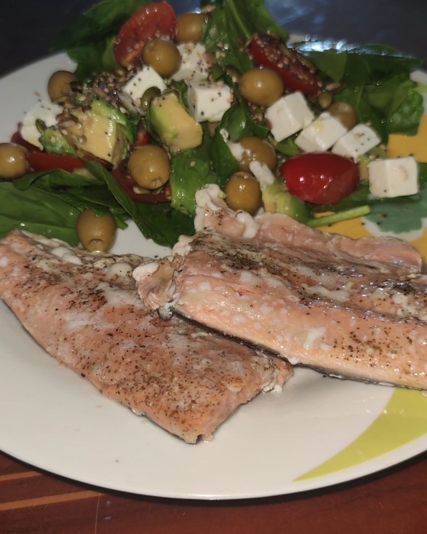 Salmón al horno con ensalada de espinacas Salmón al horno con ensalada de espinacas