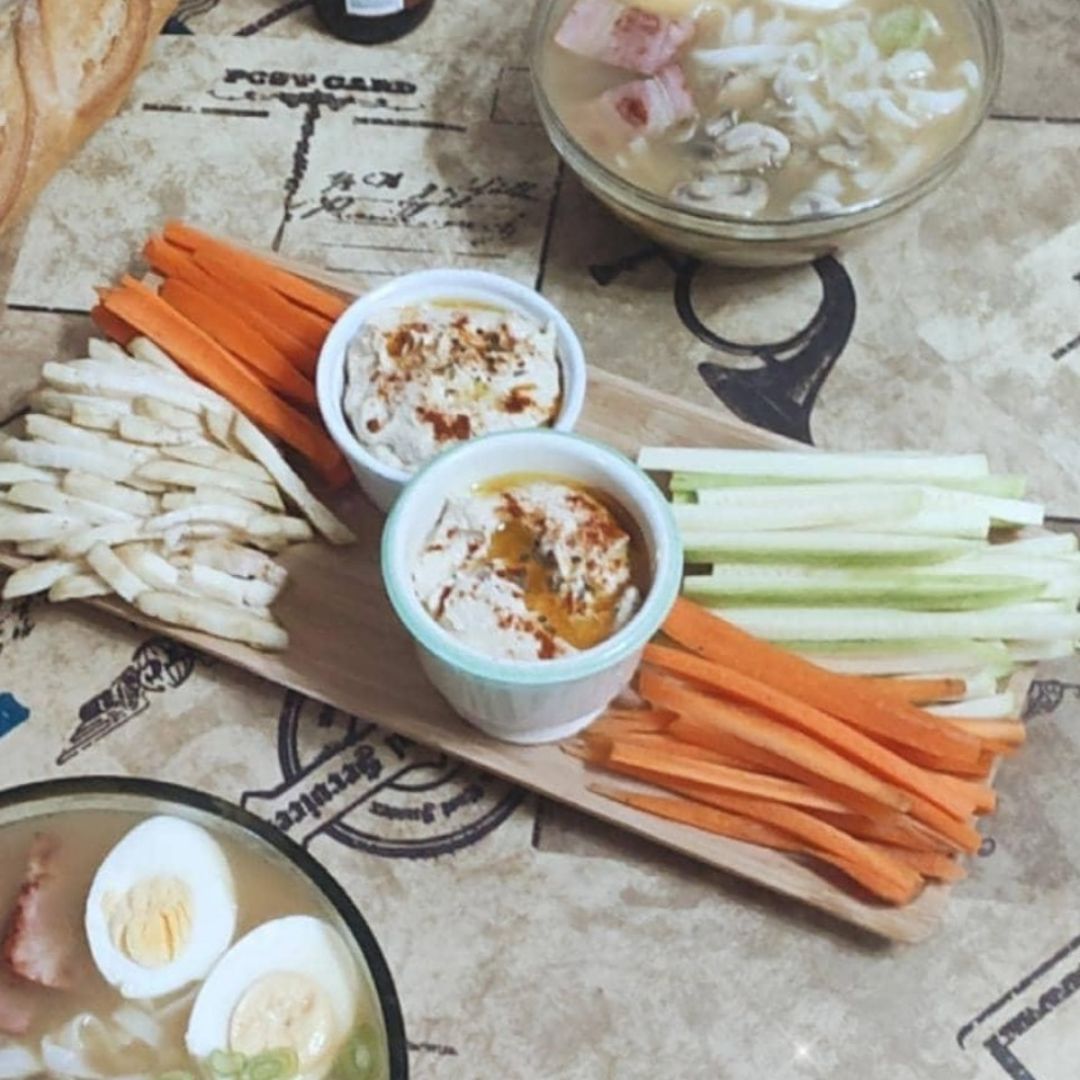 Tabla de verduras con hummus Tabla de verduras con hummus