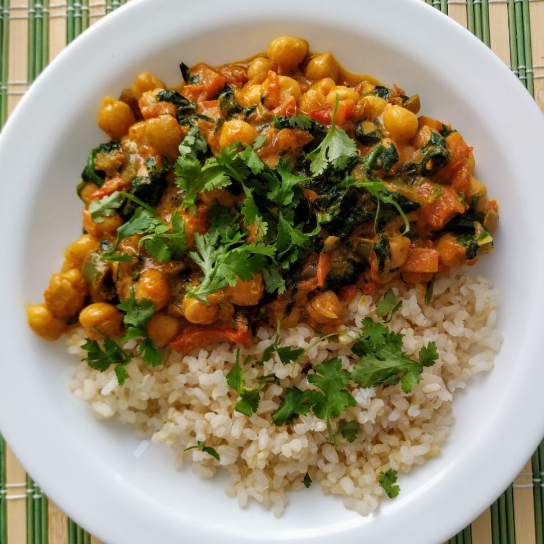 Curry de garbanzos y verduras con arroz