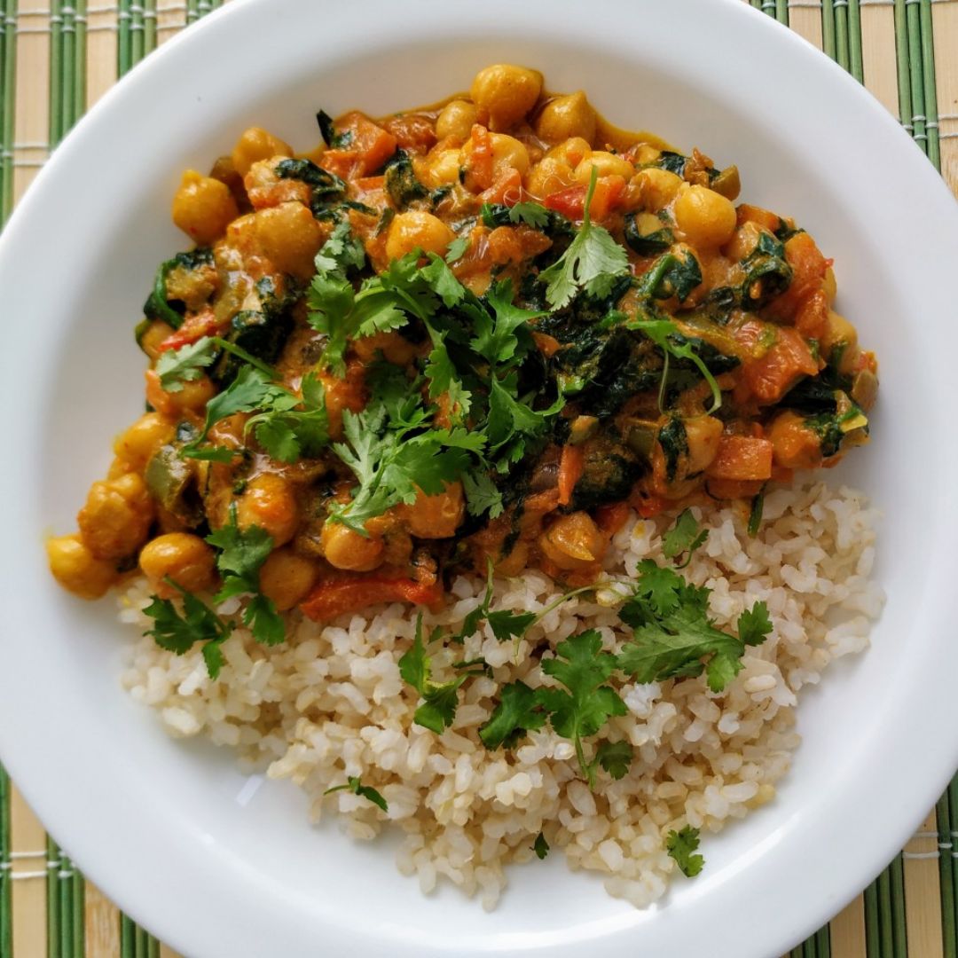 Curry de garbanzos, verduras y arroz integral Curry de garbanzos, verduras y arroz integral