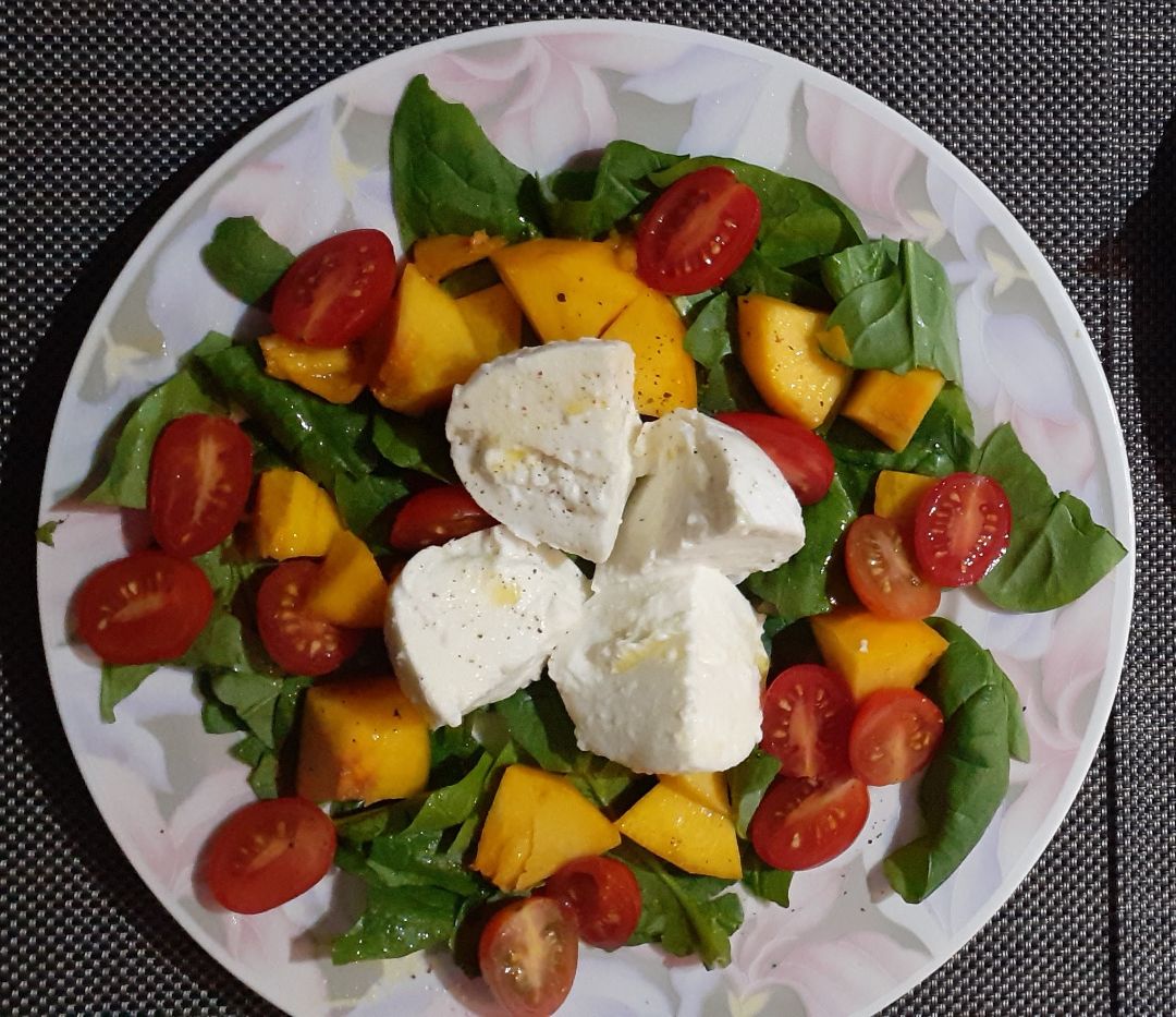 Ensalada de burrata y melocotón Ensalada de burrata y melocotón