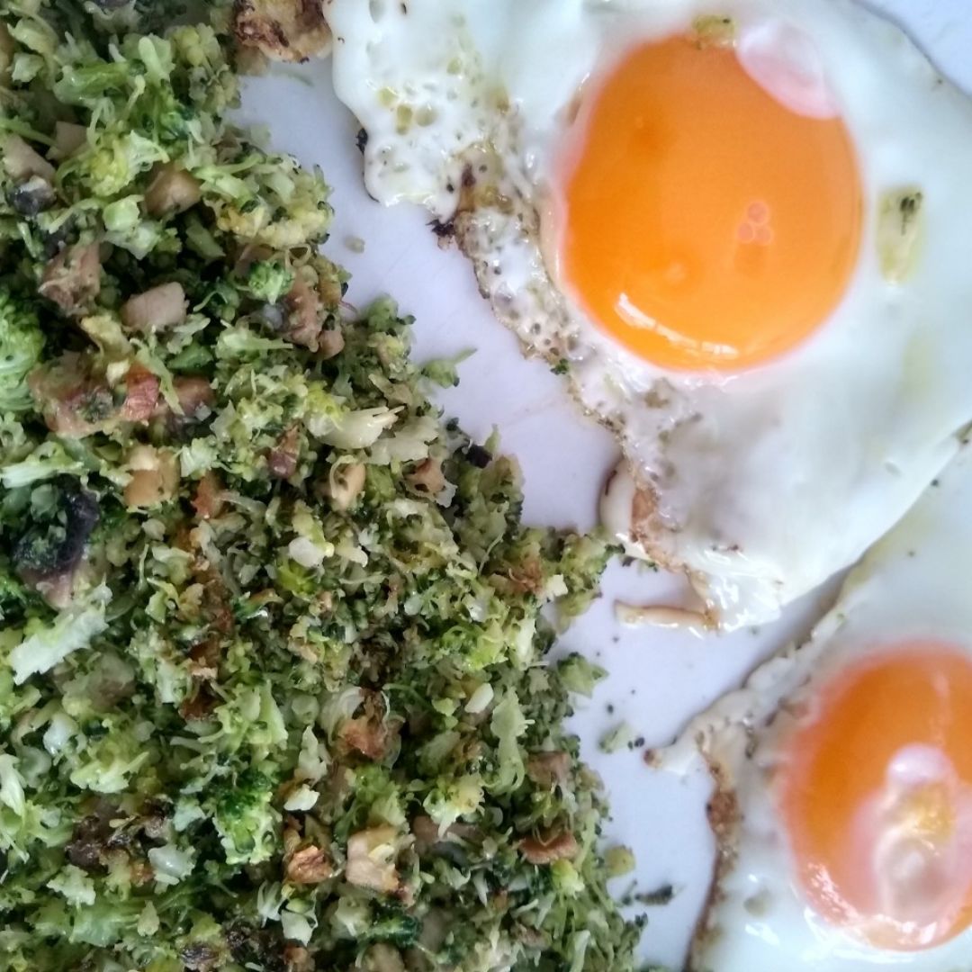 Arroz de brócoli con champiñones y huevos Arroz de brócoli con champiñones y huevos