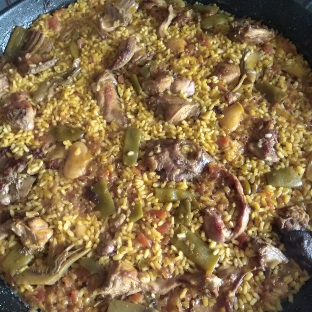 Paella de arroz con conejo, alcachofa y judía verde. Paella de arroz con conejo, alcachofa y judía verde.