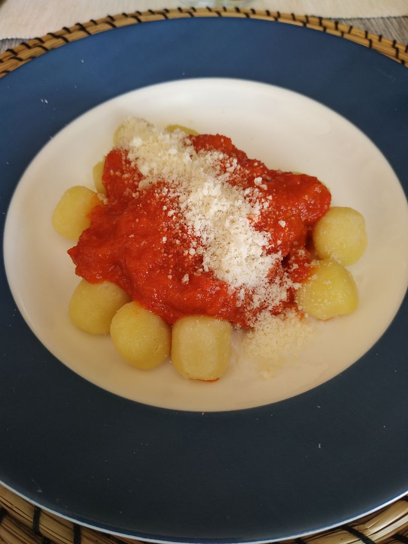 Ñoquis con salsa de pimientos al piquillo