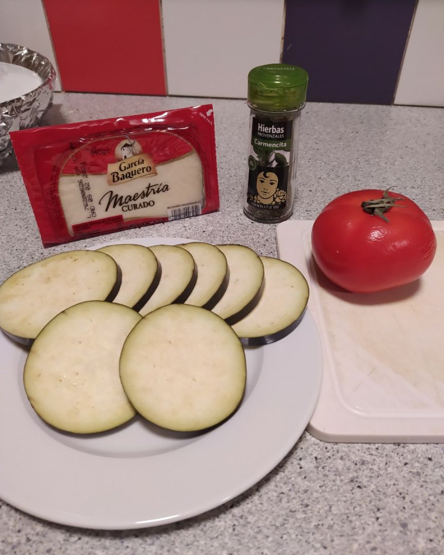 Berenjenas con queso, tomate y hierbas de provenza Paso 0 Berenjenas con queso, tomate y hierbas de provenza Paso 0
