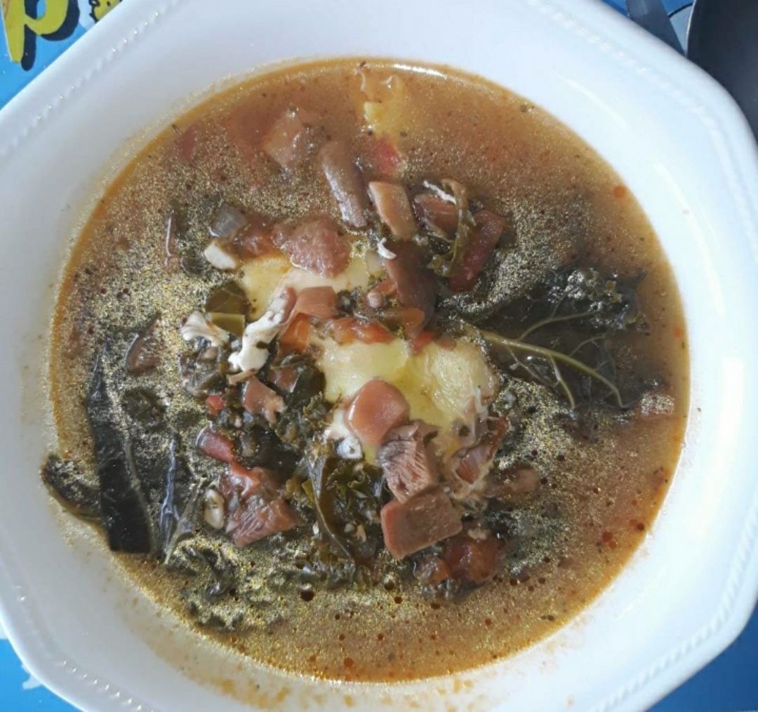 Sopa de niscalos y kale con huevo cocido Sopa de niscalos y kale con huevo cocido