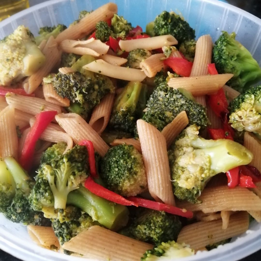 Pasta con verduras y salsa de soja Pasta con verduras y salsa de soja