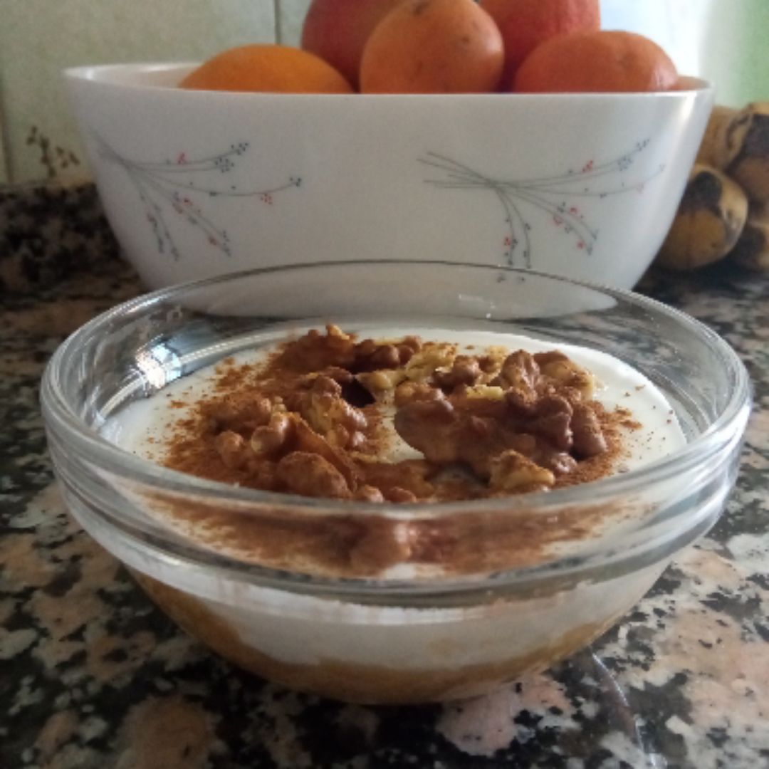 Yogur natural con plátano y nueces Yogur natural con plátano y nueces