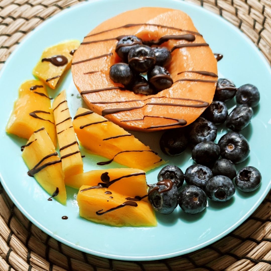 Frutillas papaya/ mango/ arándanos con sirope choco 85% Frutillas papaya/ mango/ arándanos con sirope choco 85%