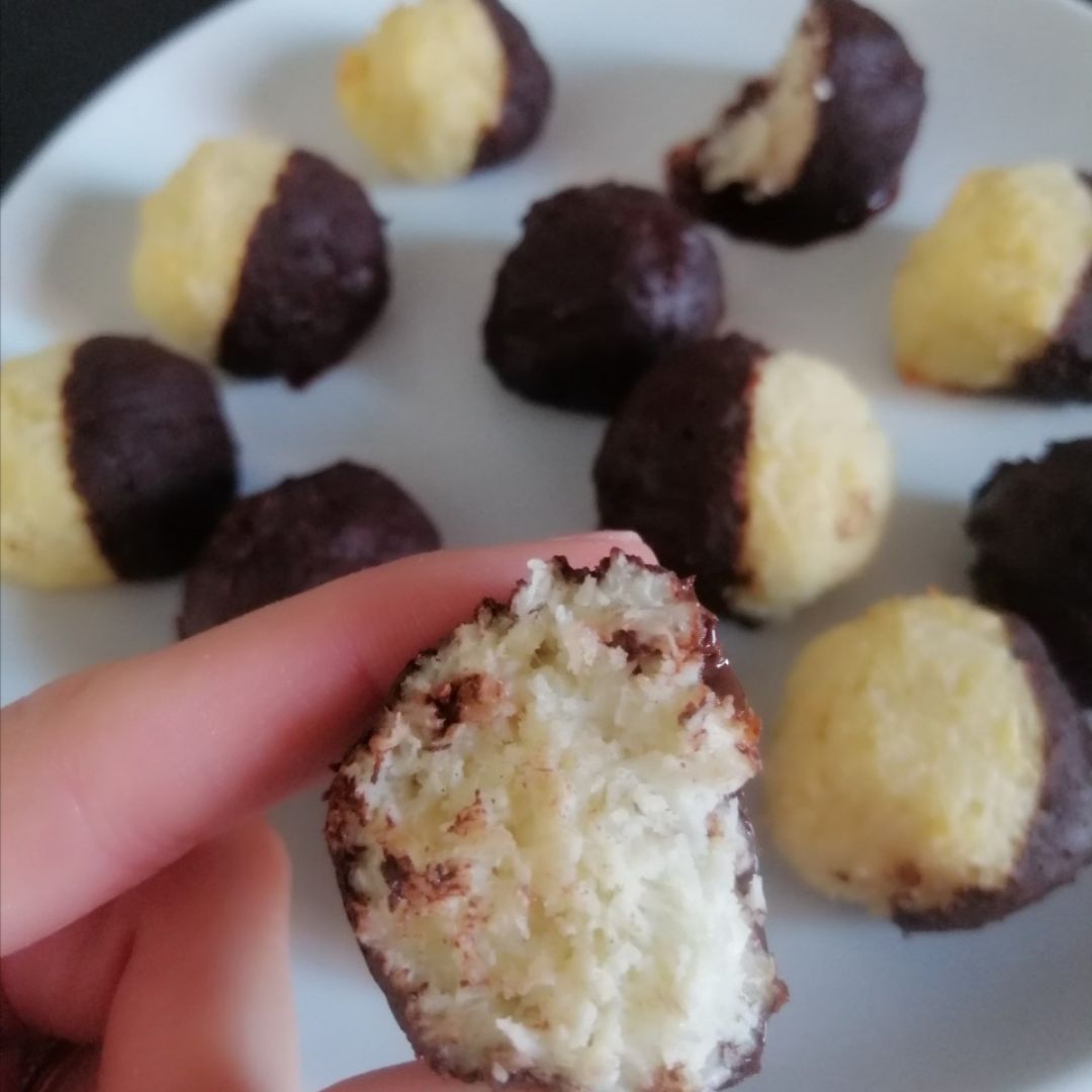 Trufas de coco con cacao puro Trufas de coco con cacao puro