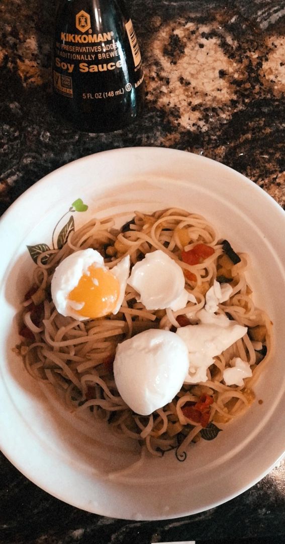 Noodles con huevos, calabacín y tomatitos cherry Noodles con huevos, calabacín y tomatitos cherry