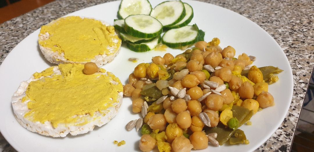 Salteado de vegetales con garbanzo, acompañado con rodajas de pepino y unas tortitas con crema de papaya y curri!!💪💪 Salteado de vegetales con garbanzo, acompañado con rodajas de pepino y unas tortitas con crema de papaya y curri!!💪💪