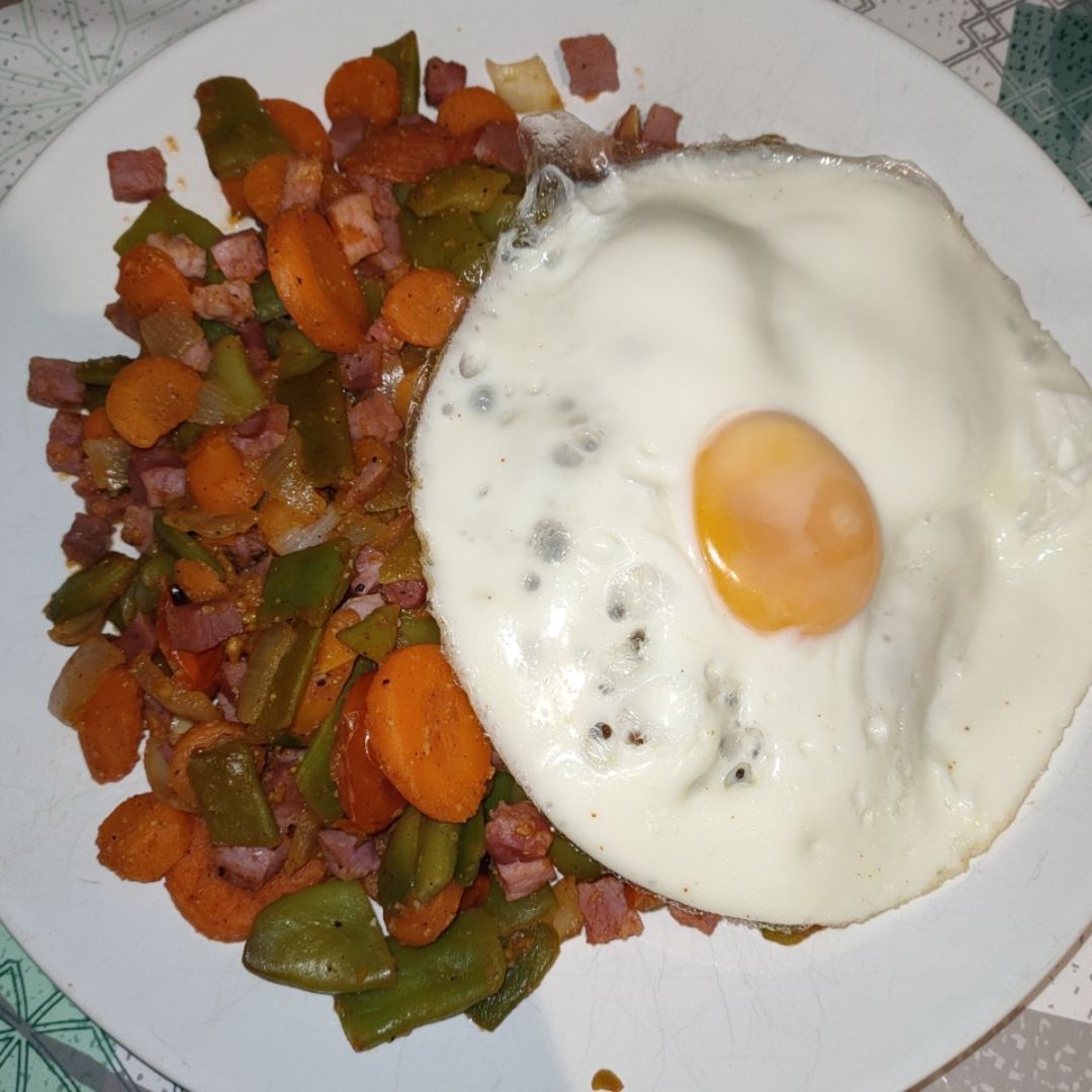 Judias verdes revueltas con jamón y huevo a la plancha Judias verdes revueltas con jamón y huevo a la plancha