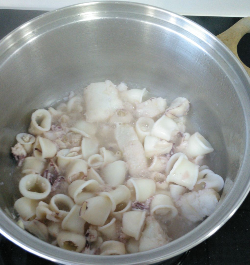 Arroz meloso con calamares y bacalao Paso 1 Arroz meloso con calamares y bacalao Paso 1