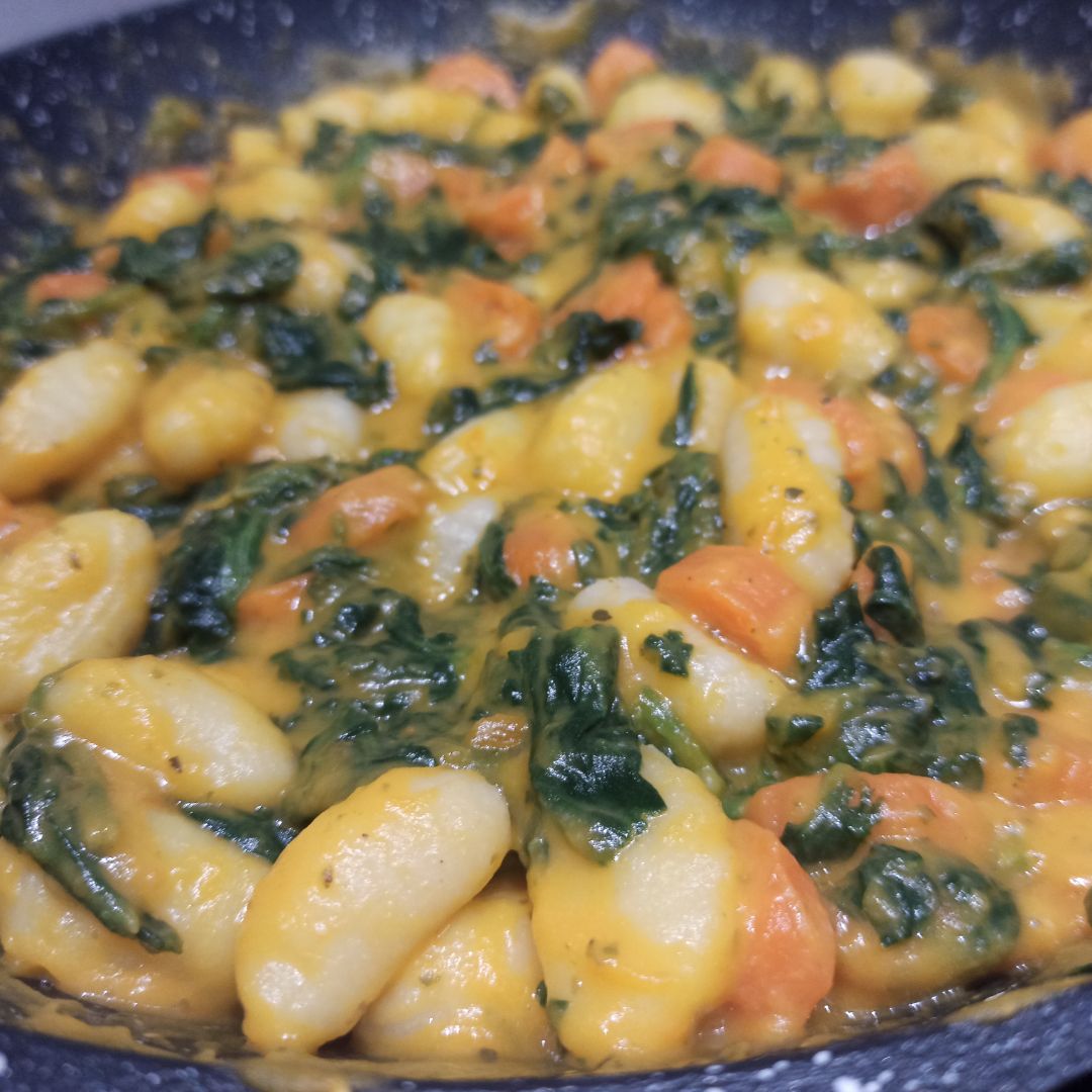 Gnocchi con verduras y salsa de calabaza Gnocchi con verduras y salsa de calabaza