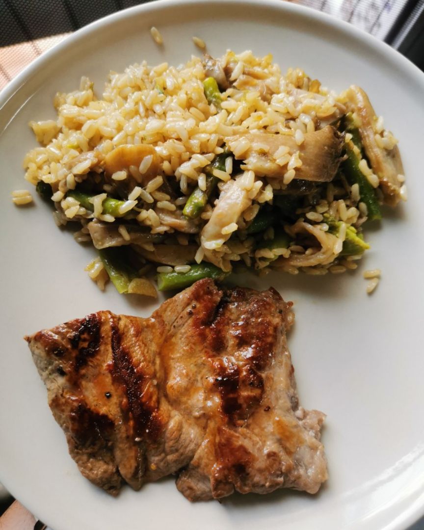 Solomillo con arroz integral, setas y espárragos 