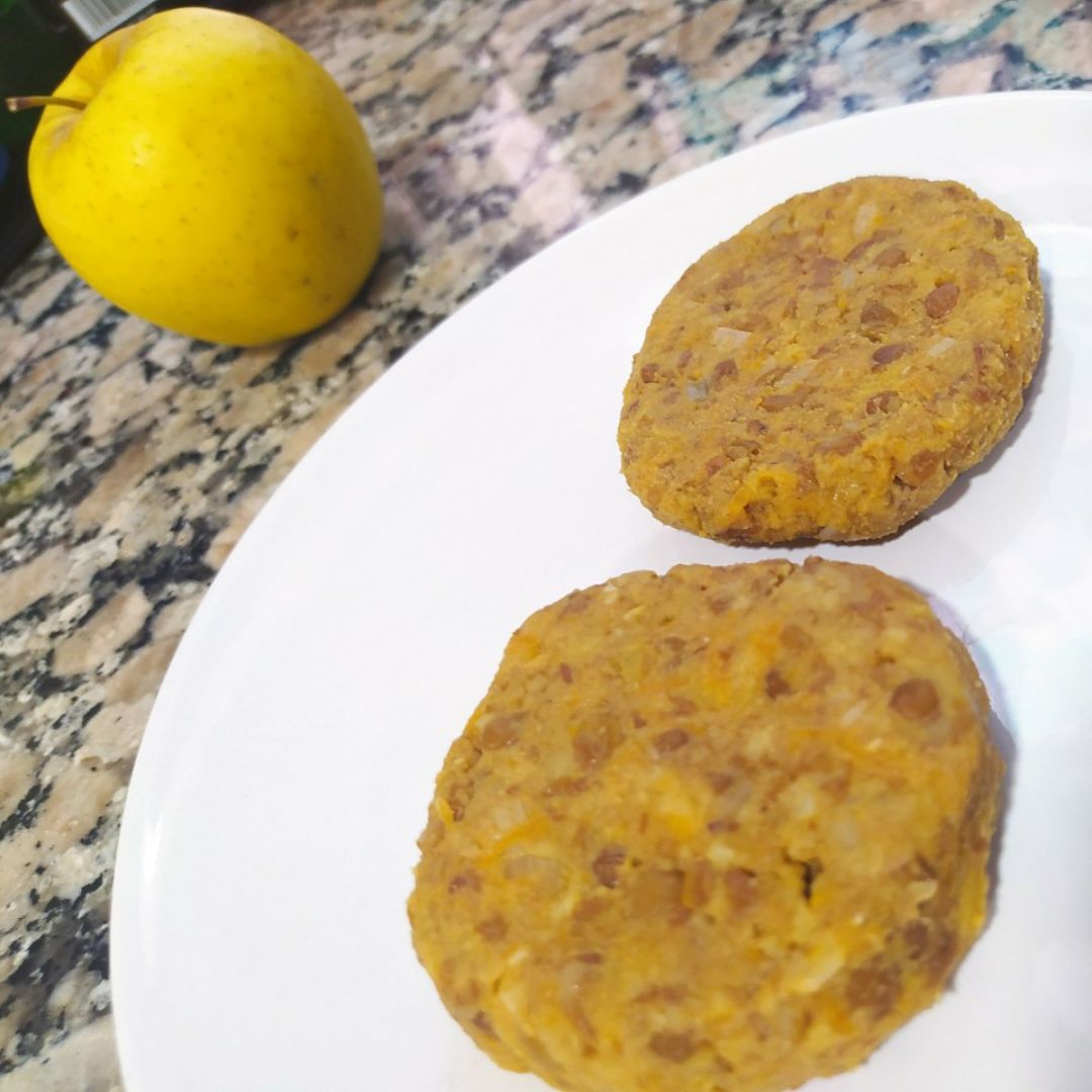 Hamburguesa de lenteja, zanahoria y manzana. Hamburguesa de lenteja, zanahoria y manzana.