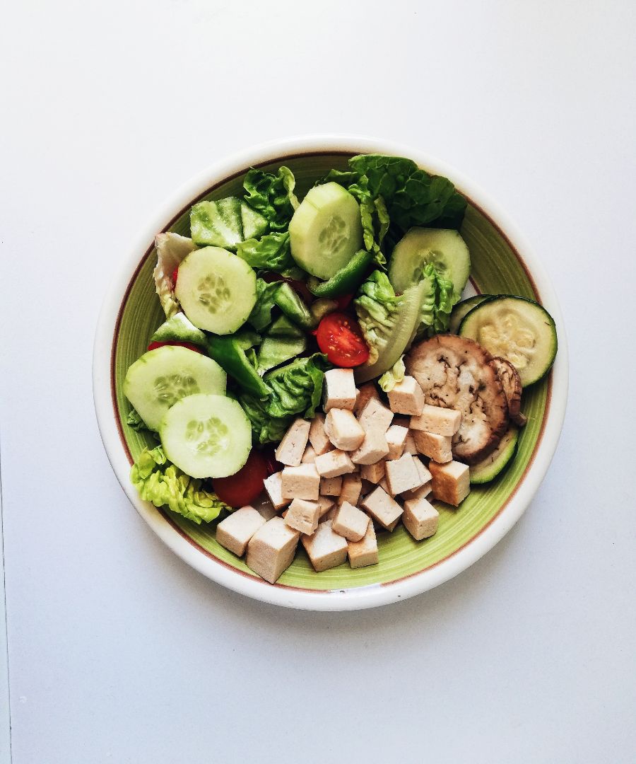 Ensalada con tofu y berenjena y calabacín al horno