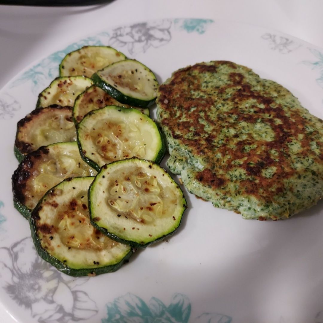 Hamburguesa de pollo y espinacas con calabacin a la plancha Hamburguesa de pollo y espinacas con calabacin a la plancha