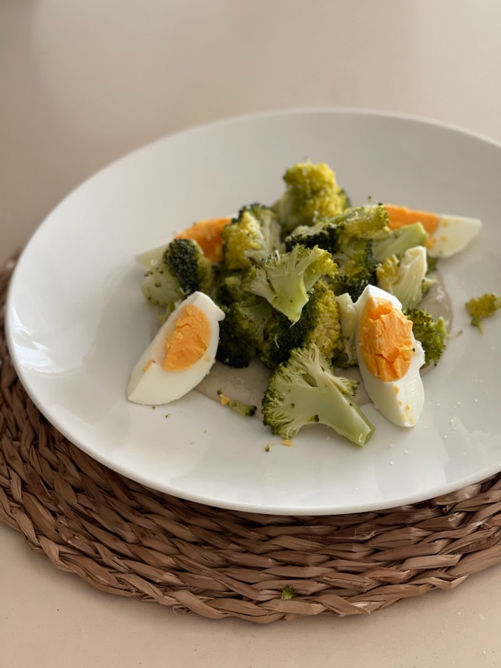 Ensalada de brócoli y paté de sardinas
