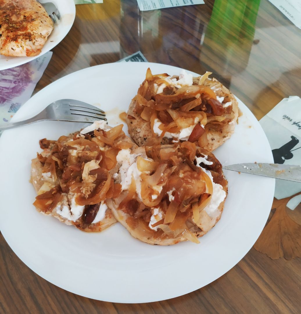 Libritos de ternera con cebolla caramelizada y ricotta Libritos de ternera con cebolla caramelizada y ricotta