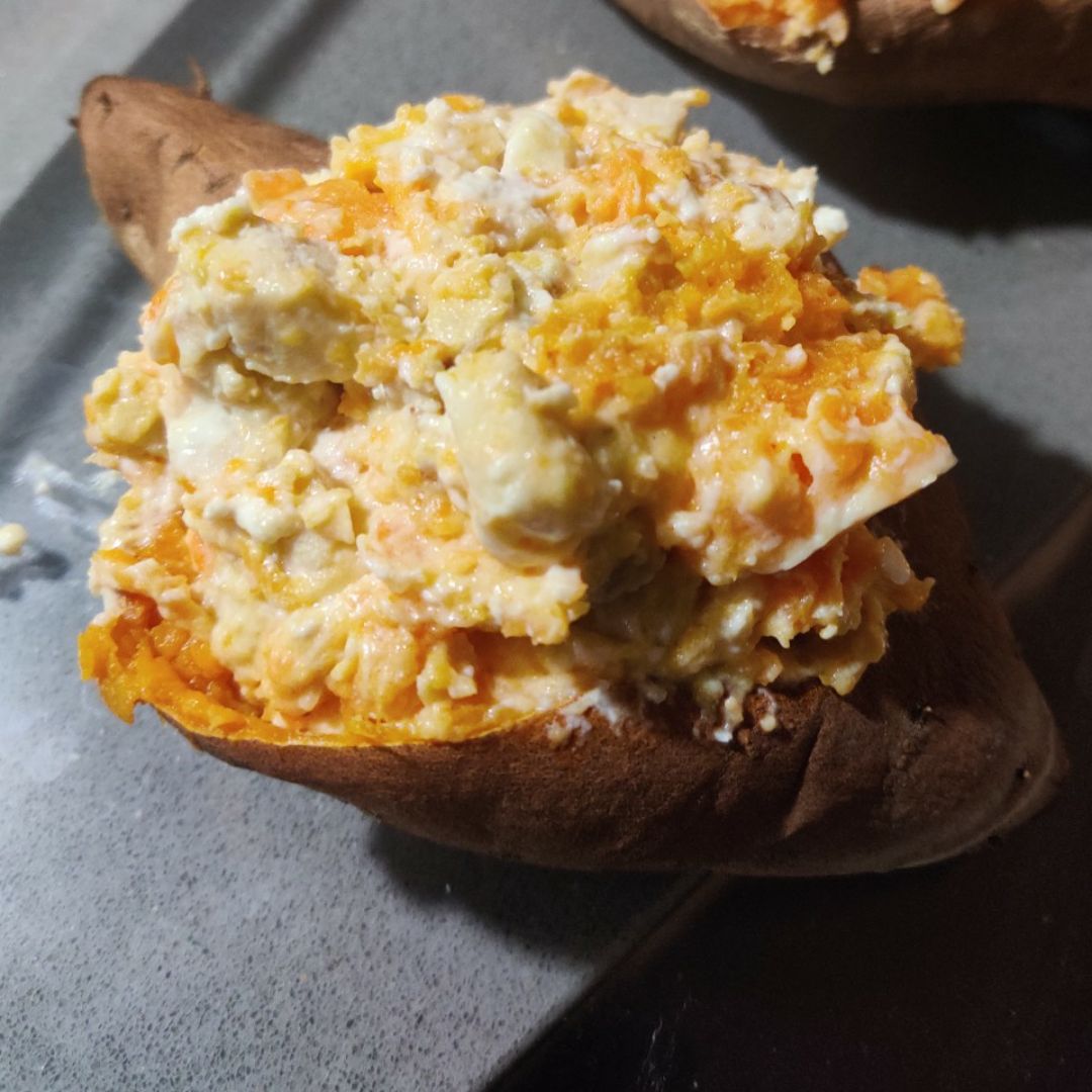Boniato relleno de pollo y queso feta