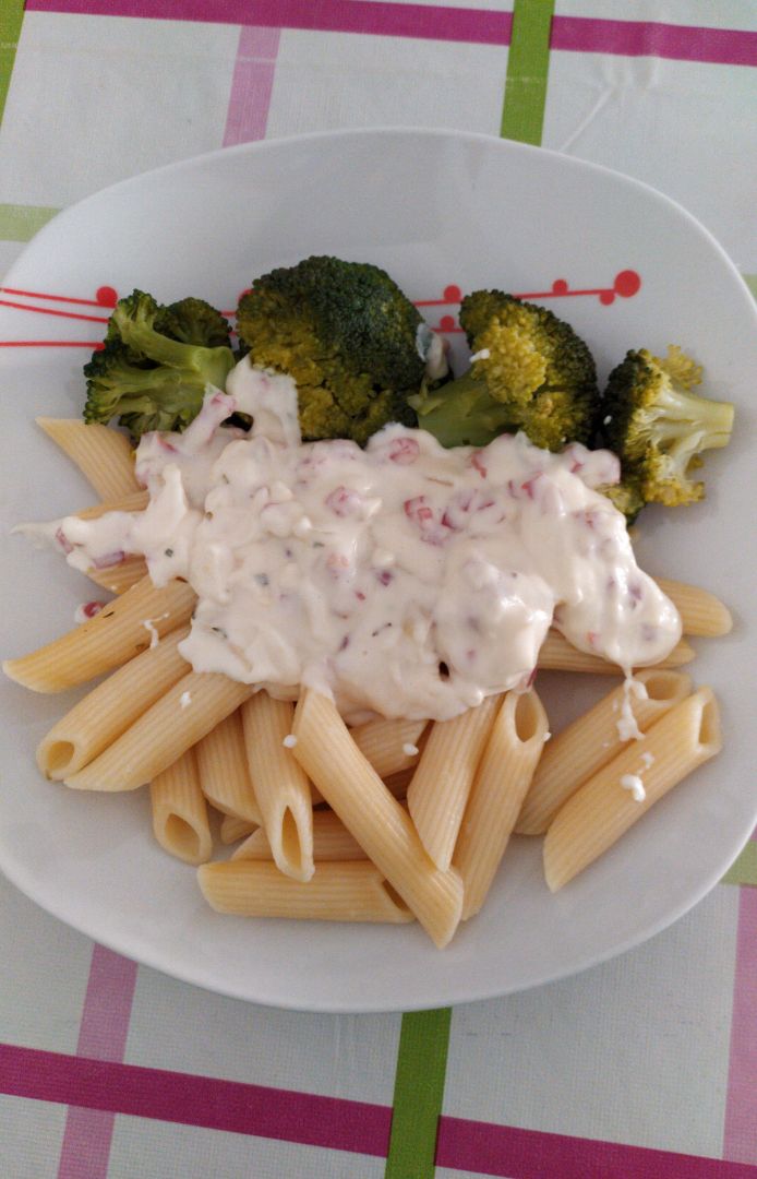 Brócoli & pasta con salsa carbonara Brócoli & pasta con salsa carbonara