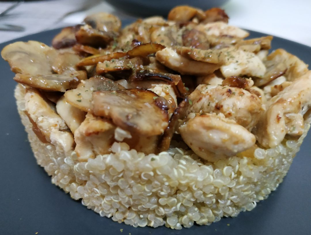 Quinoa con pollo y champiñones