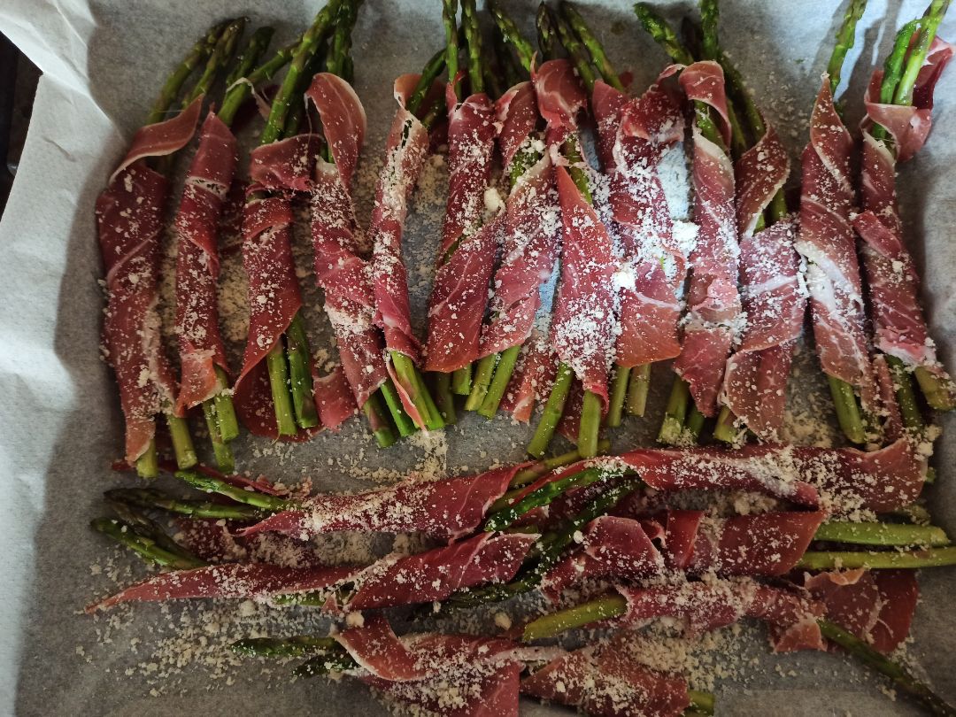 Espárragos enrollados con jamón y queso