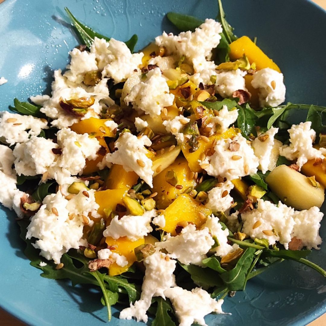 Ensalada de fruta, rúcula y mozzarella