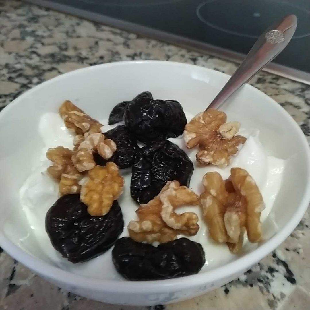 Yogurt con ciruelas y nueces Yogurt con ciruelas y nueces