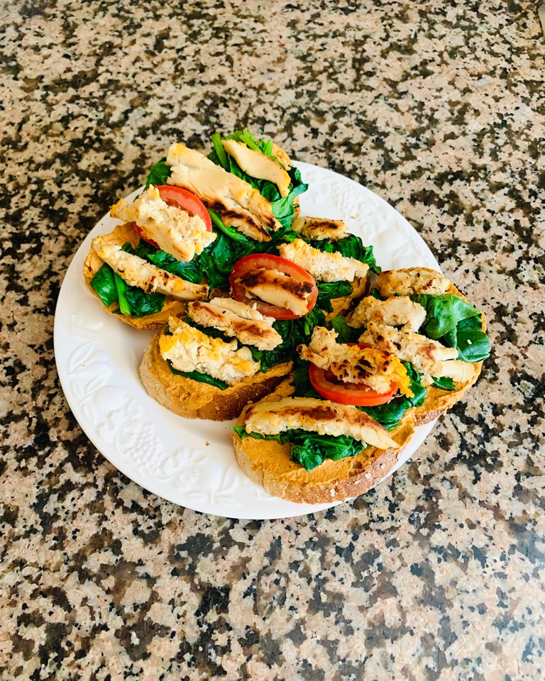 tostadas saladas y vegetales 