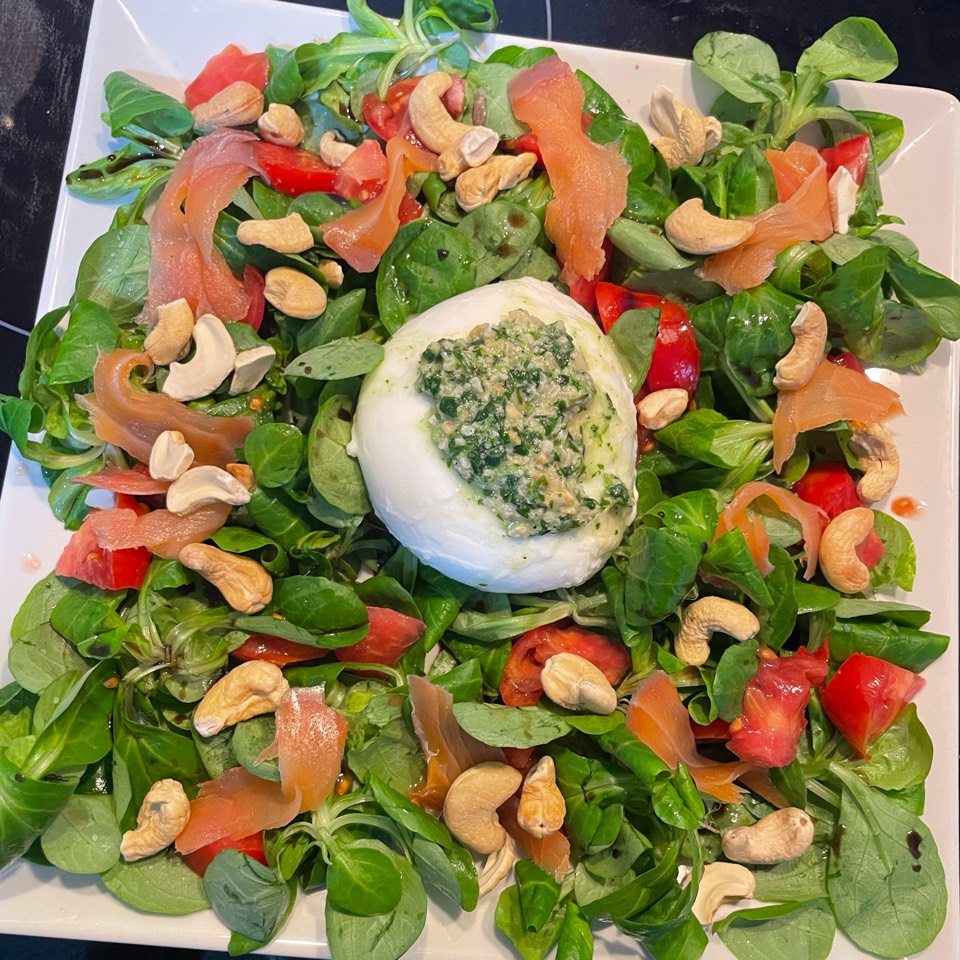 Ensalada de canónigos con salmón y burrata Ensalada de canónigos con salmón y burrata