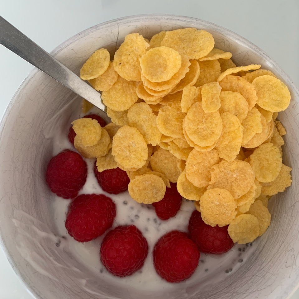 Queso fresco batido, cereales, chía y frambuesas 