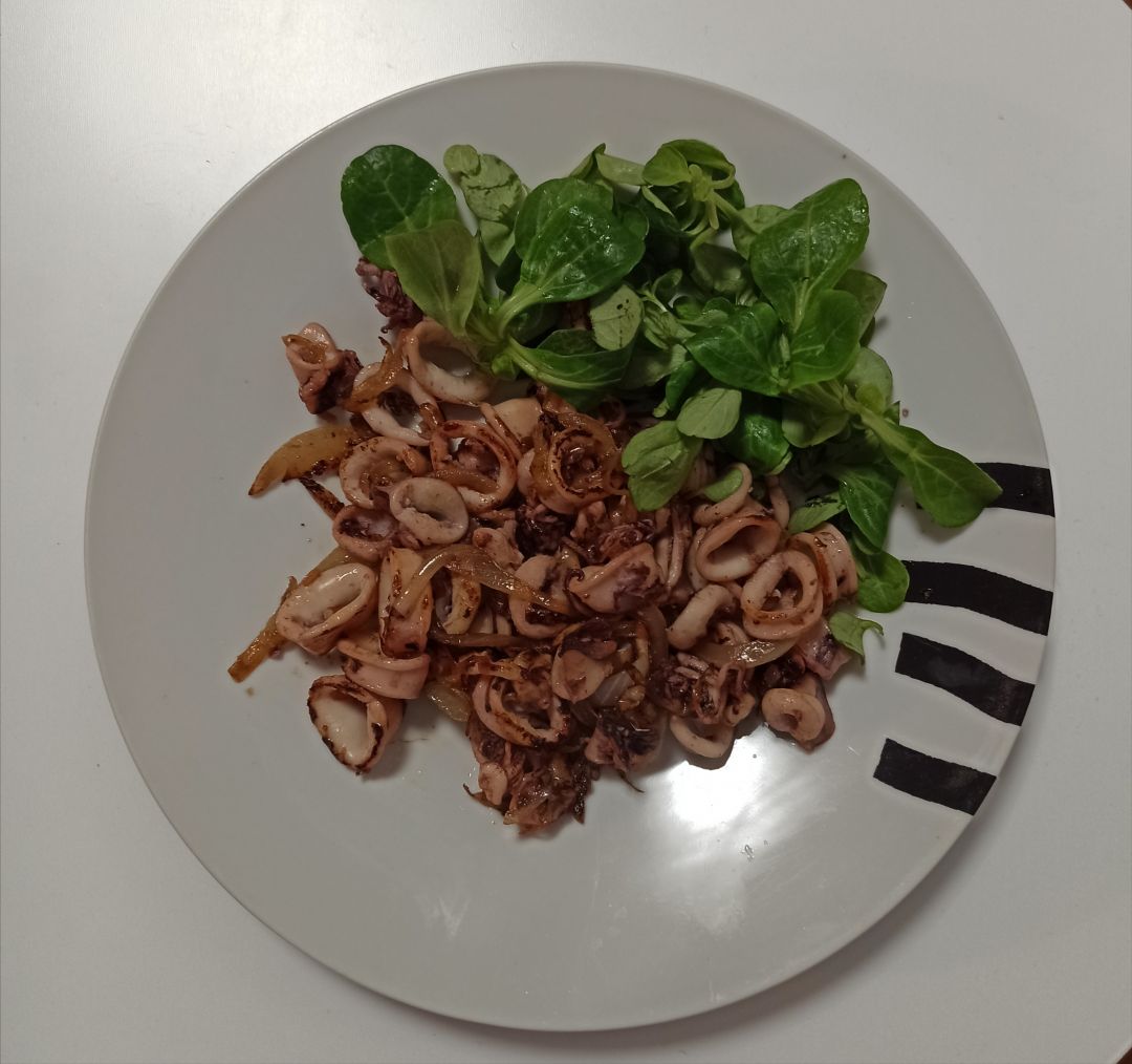 Calamares encebollados con canonigos