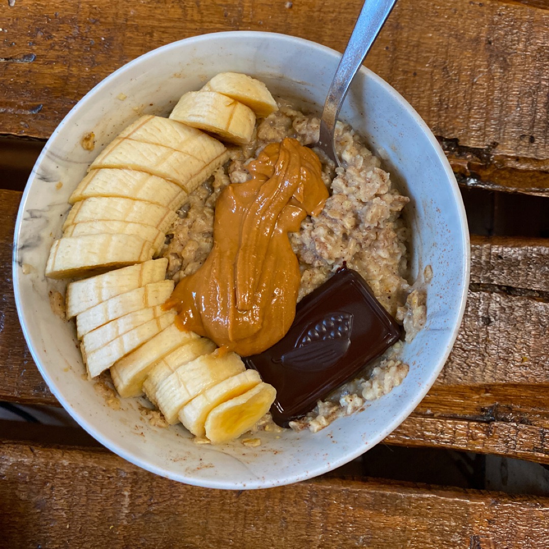 Porridge con plátano, crema de cacahuete y chocolate