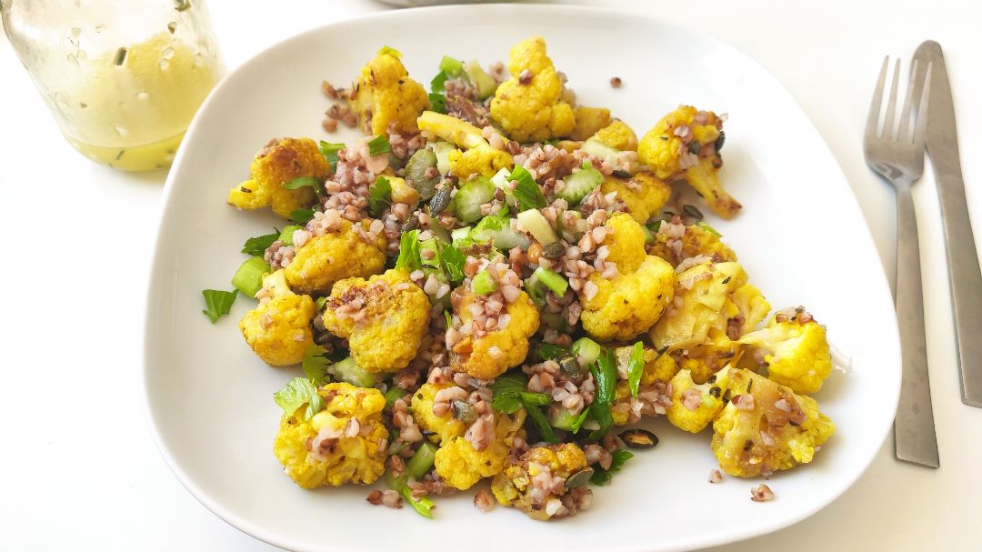 Ensalada templada de coliflor asada con trigo sarraceno y apio