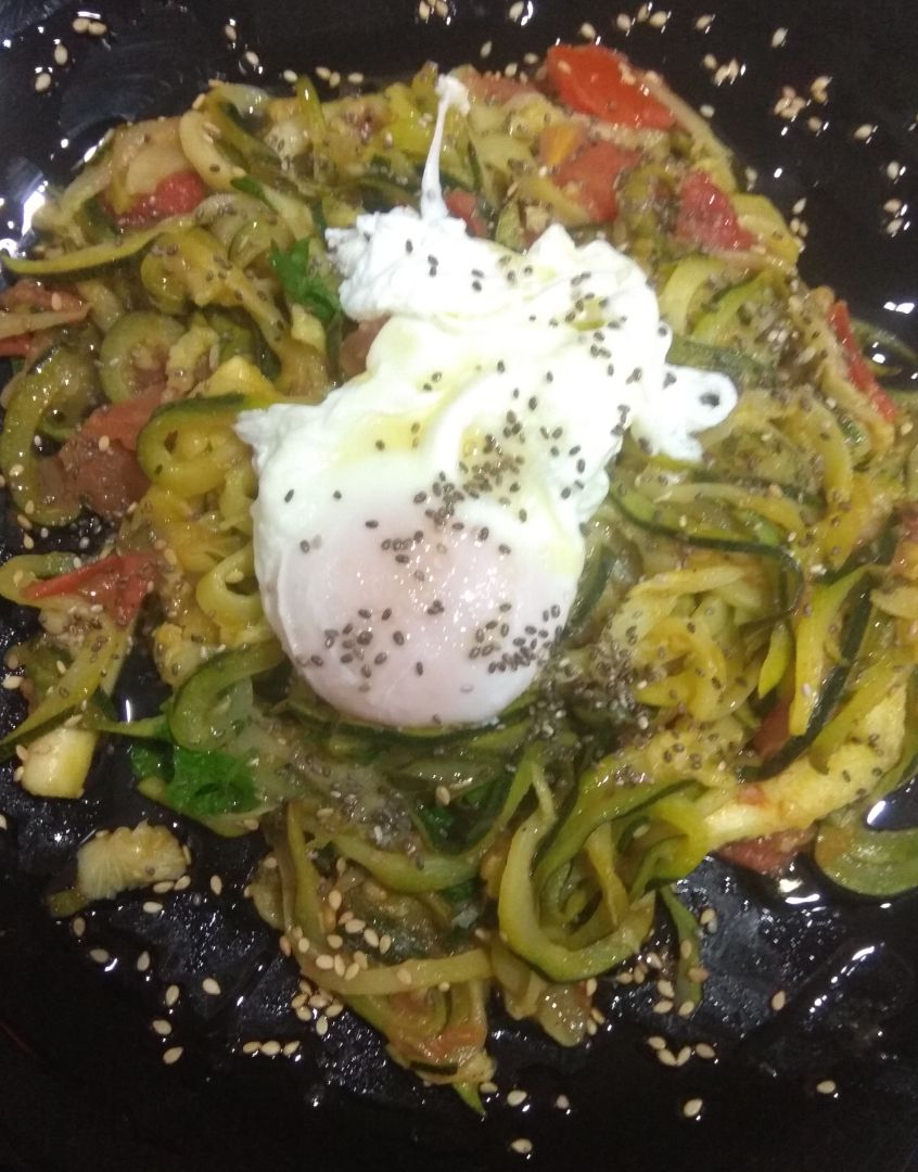 Calabacín con tomate y huevo pochado