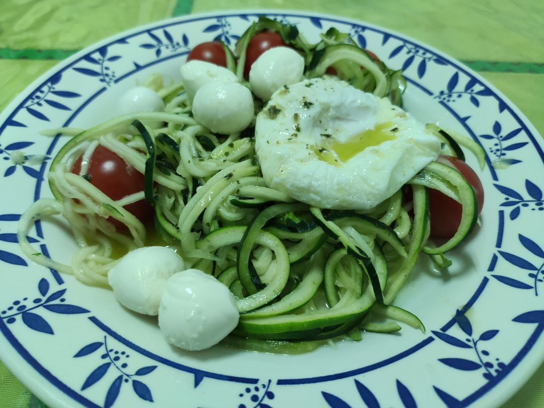 Ensalada de calabacín, mozarella, tomates cherry y huevo poché Ensalada de calabacín, mozarella, tomates cherry y huevo poché