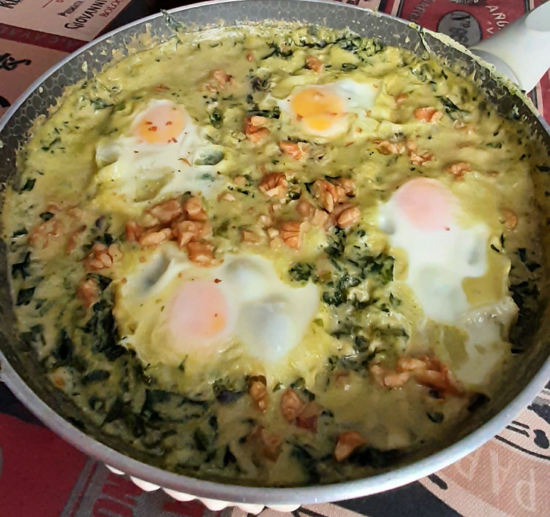 Sartén de espinacas con gorgonzola y huevo