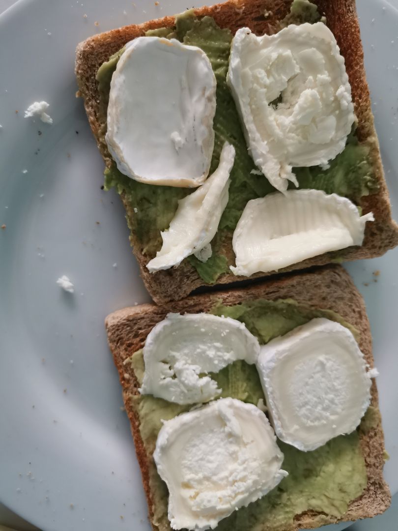 Tostadas con aguacate y queso de cabra