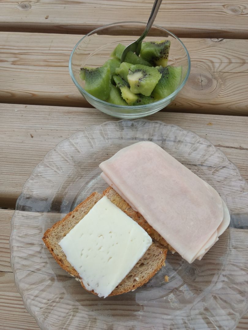 Tostada con pavo y queso + kiwi