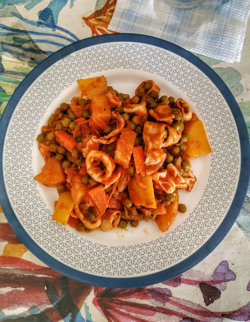 Calamares con guisantes y patata Calamares con guisantes y patata