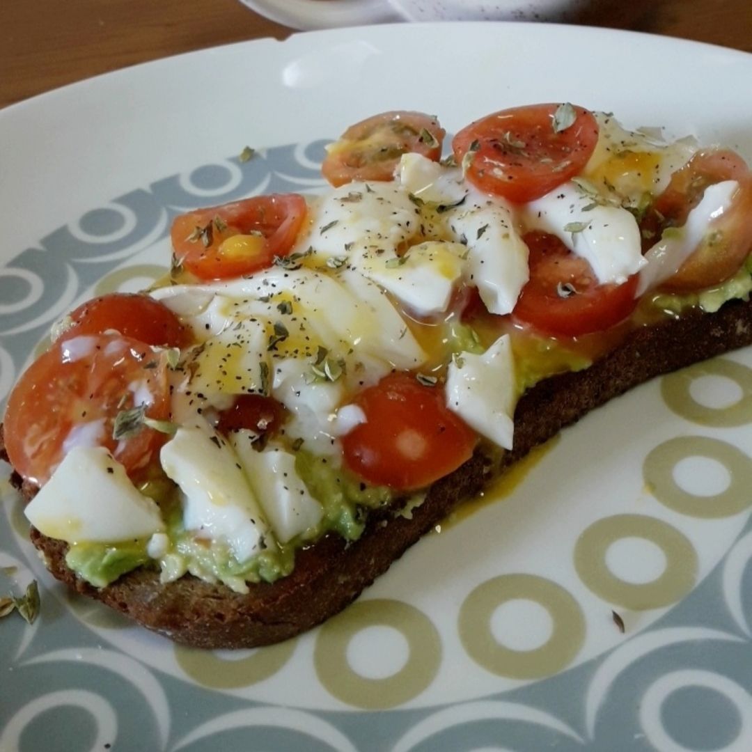 Tostada de pan integral, aguacate, tomate, huevo y oregano Tostada de pan integral, aguacate, tomate, huevo y oregano