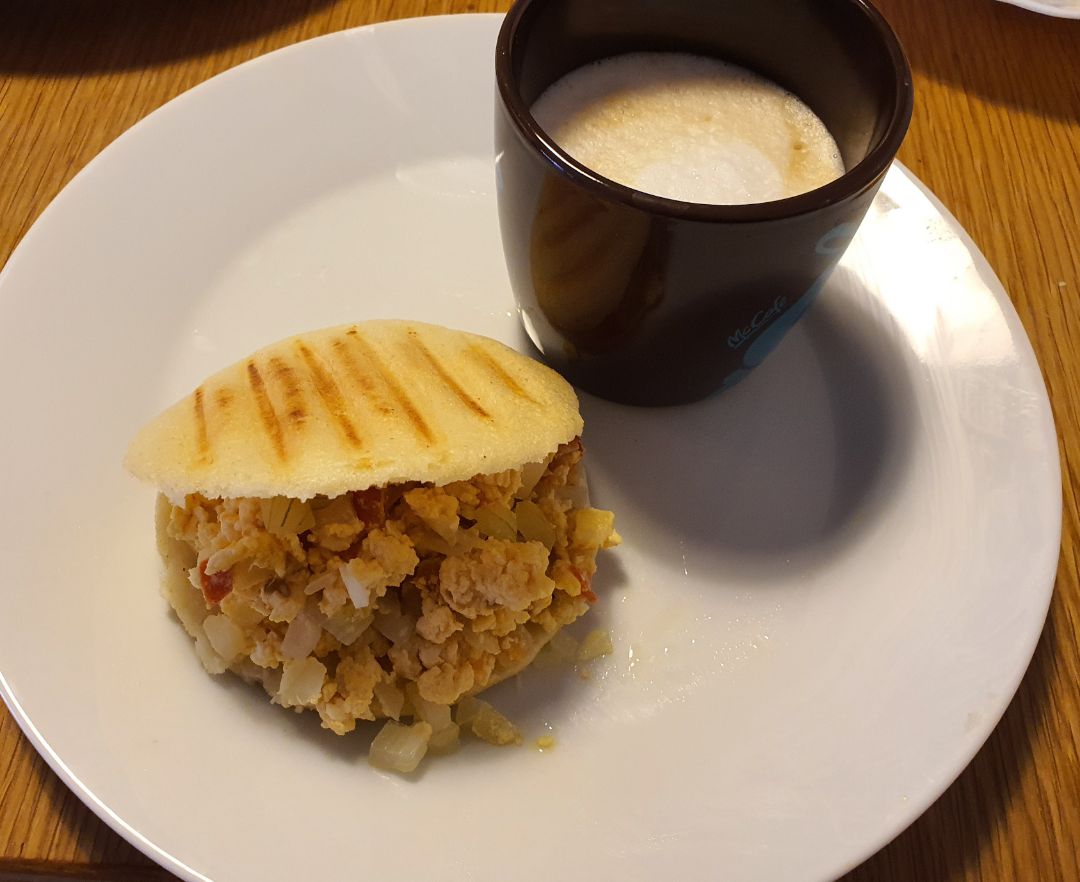 Arepas rellenas de huevos revueltos con tomate y cebolla. Arepas rellenas de huevos revueltos con tomate y cebolla.