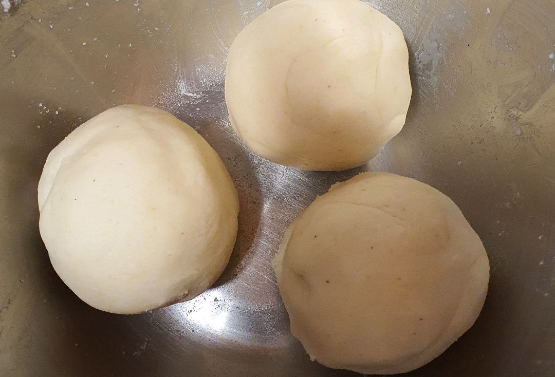 Arepas rellenas de huevos revueltos con tomate y cebolla. Paso 0 Arepas rellenas de huevos revueltos con tomate y cebolla. Paso 0