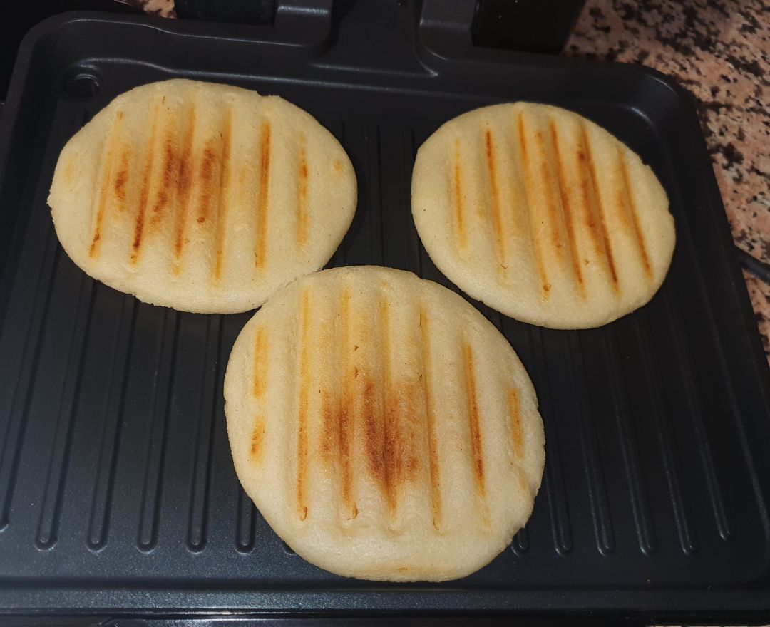Arepas rellenas de huevos revueltos con tomate y cebolla. Paso 1 Arepas rellenas de huevos revueltos con tomate y cebolla. Paso 1