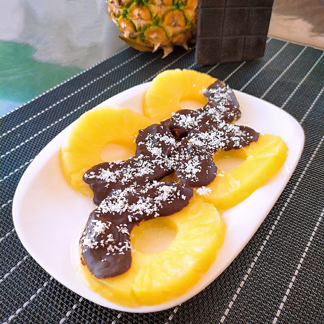 Piña chocolateada con coco